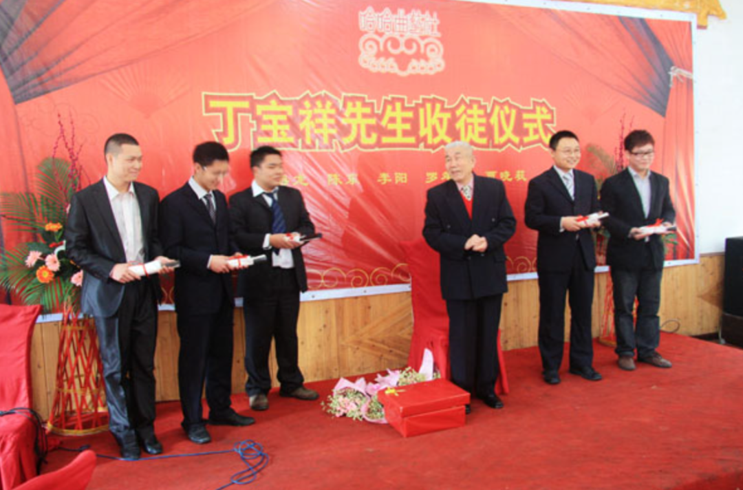界的爱好者们组建"成都哈哈曲艺社,一年后拜了相声前辈丁宝祥为师