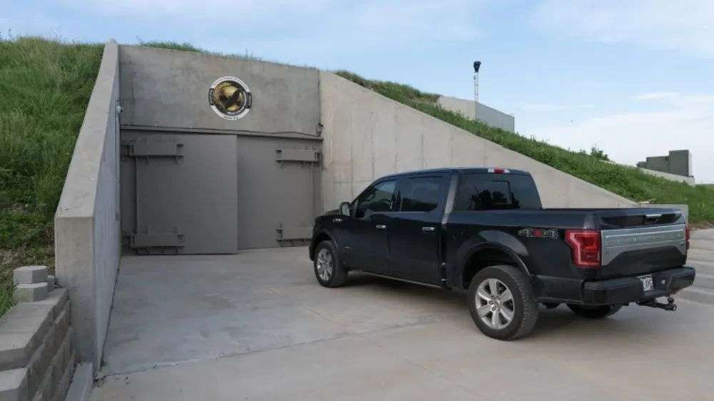 囤货的最高境界建一座15层的地下堡垒