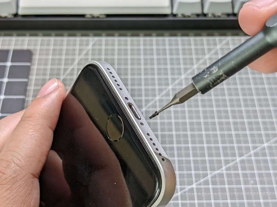 只花 180 元，我把 iPhone 8 改装成了「iPhone 13」……(图34)
