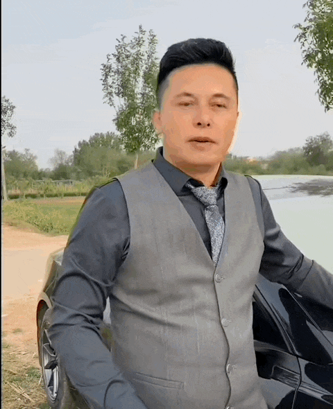 虽然视频中「马一龙 0」的行头,背景不够前世界首富精致,但他眉宇间