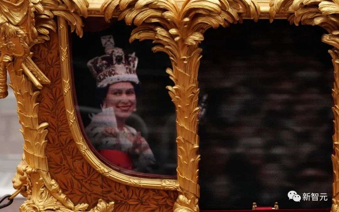 6岁英国女王进入元宇宙？铂禧庆典「虚拟女王」向民众招手"