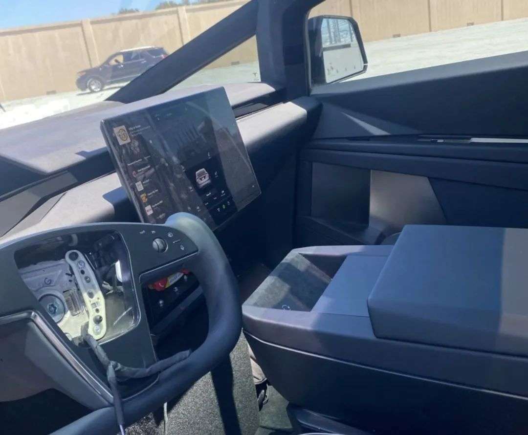 特斯拉cybertruck量产内饰曝光异形方向盘满屏极简风
