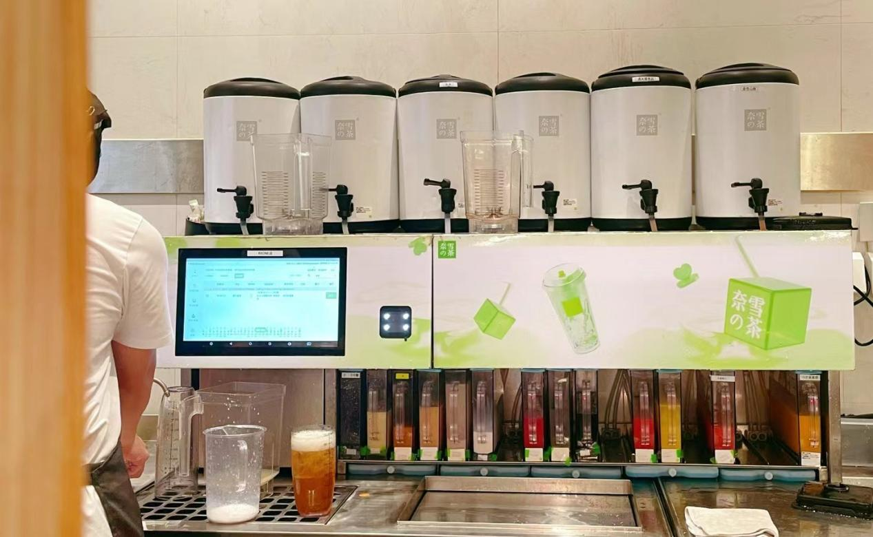 最前线｜「奈雪的茶」自动奶茶机投入使用，单人制茶效率提升40%