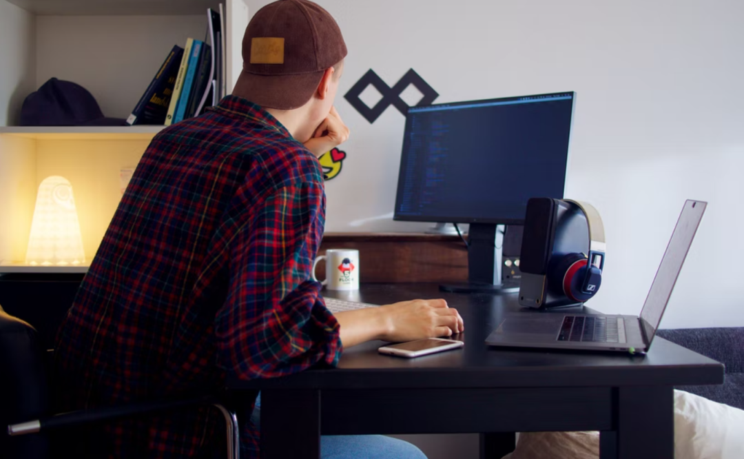 她在互联网工作了十来年,做过敲代码的程序员,中途短暂地做过产品经理