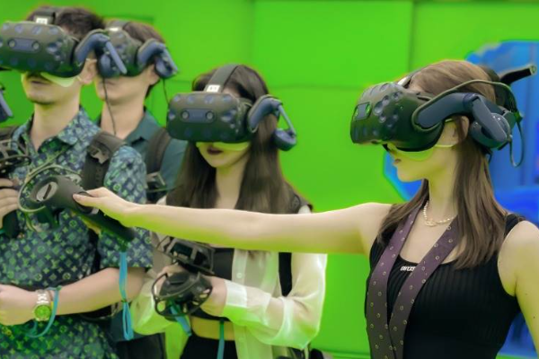 36氪首发 | 专注VR赛道，大空间VR平台「沉浸世界」半年内连获两轮融资-36氪