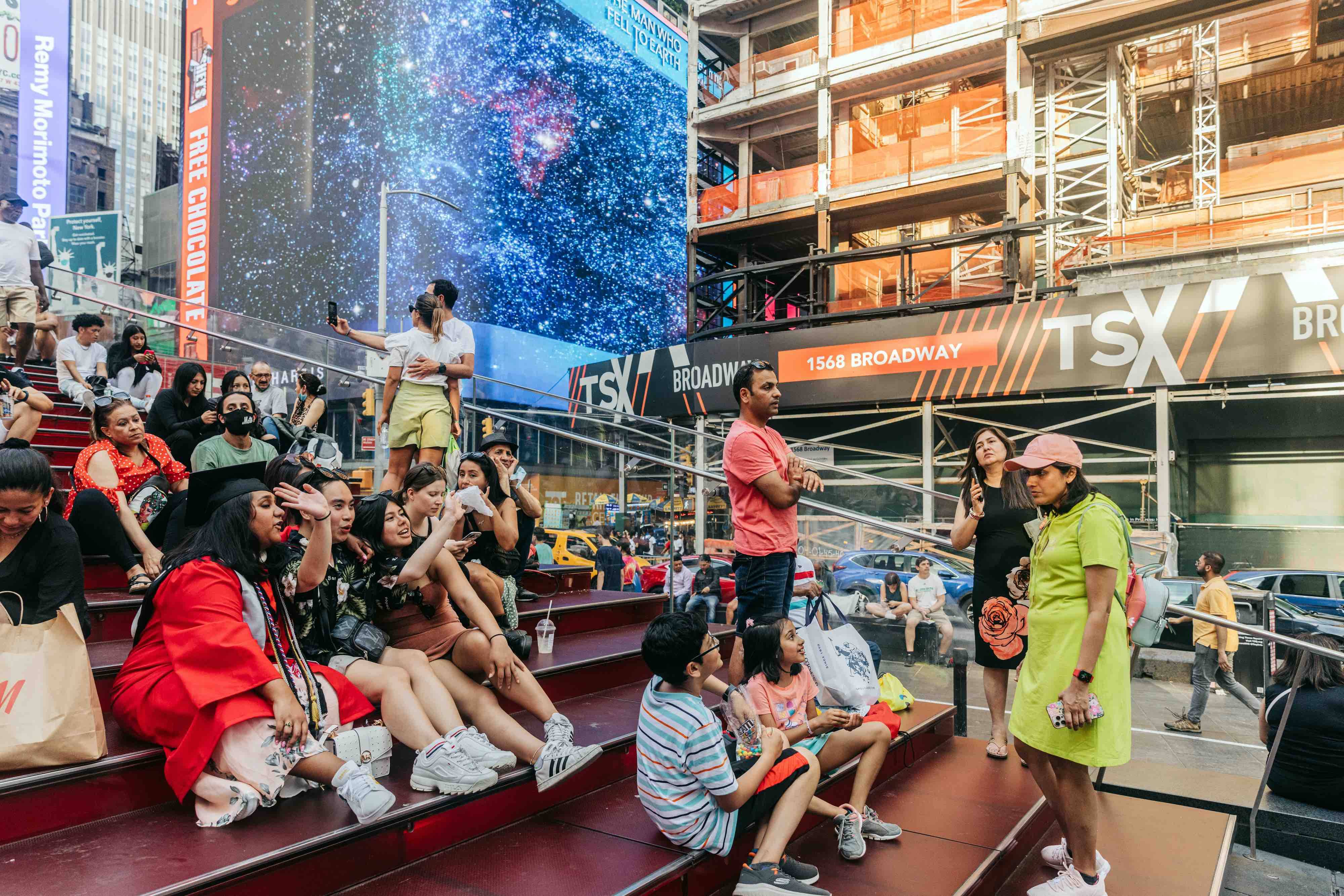 疫情后的纽约时代广场：游客回来了，上班族逃离了-36氪