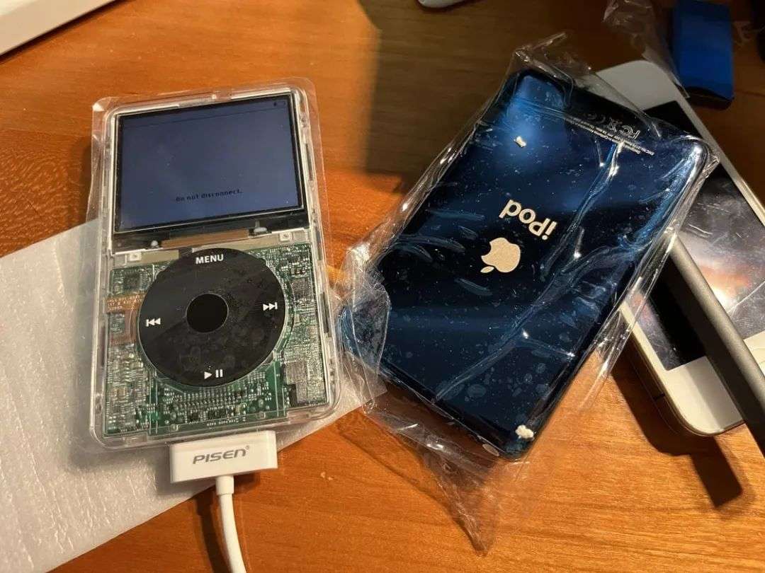 《一台 17 年前的 iPod，我把它改造成了透明「探索版」……》