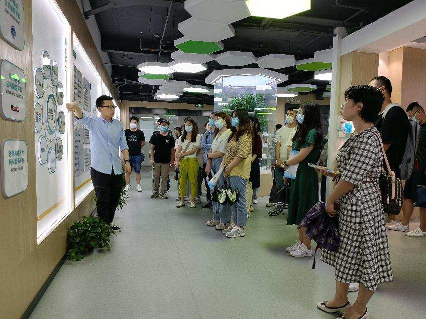 创业具有带动就业的乘数效应,是解决就业问题的渠道之一.