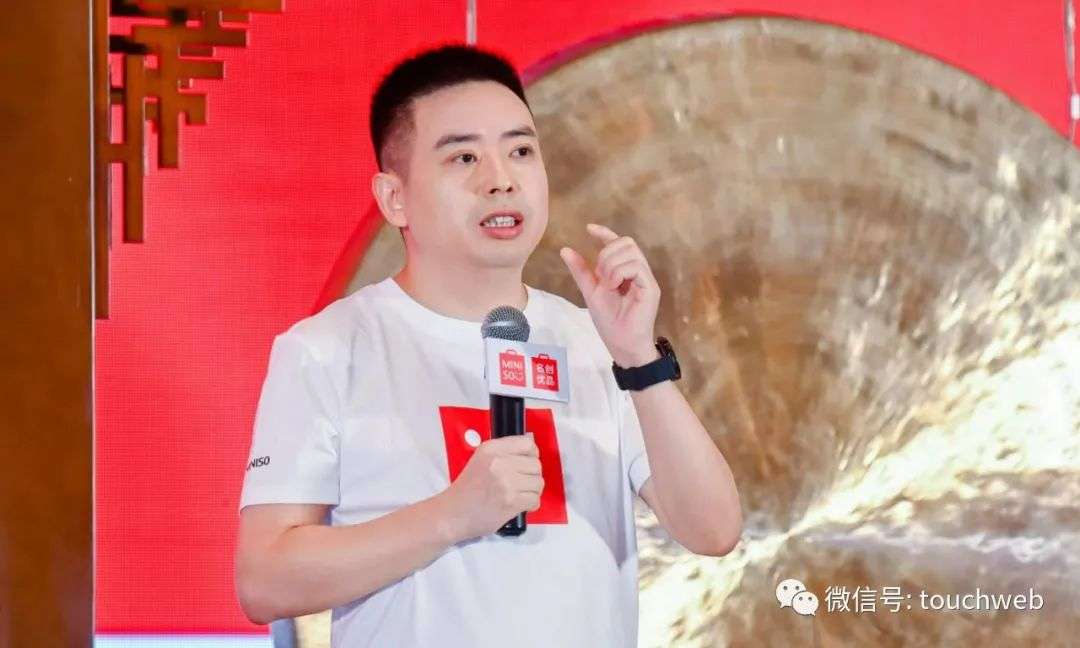 名创优品创始人叶国富生长在湖北十堰,从小成绩优异,但因家境贫寒,没