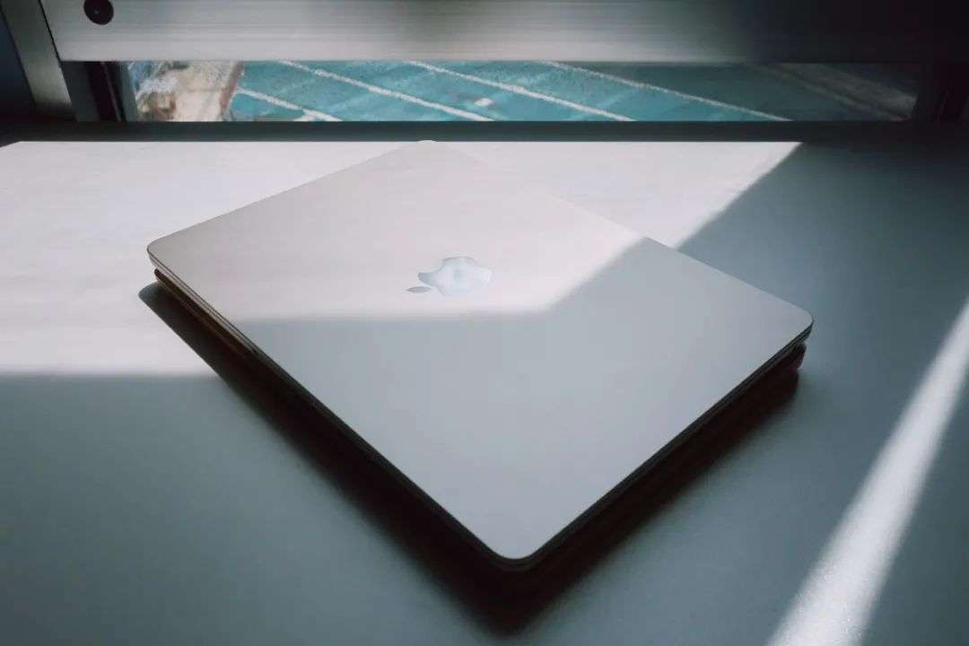 M2 MacBook Air快速上手：全新外观，性能提升的M2现在值不值得买？(图6)