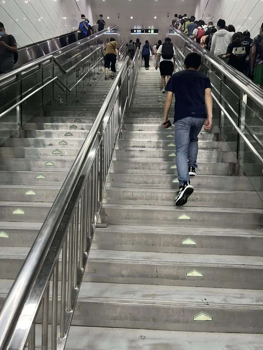 每天坐地铁换乘站需要爬楼梯时都像爬长城一样艰难.