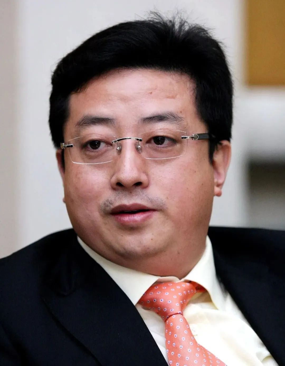 图为朱荣斌朱荣斌说这段话时,自称自己"从民企出来",事实上,朱荣斌的