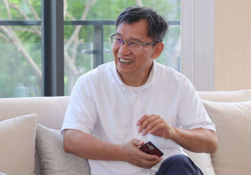 李泽湘,出身于湖南省蓝山县一个教师家庭,在恢复高考后的第二年考入