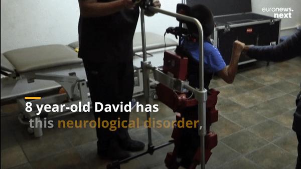 帮8岁脑瘫儿童迈出第一步，首个儿童步态外骨骼康复机器人，可控制关节 