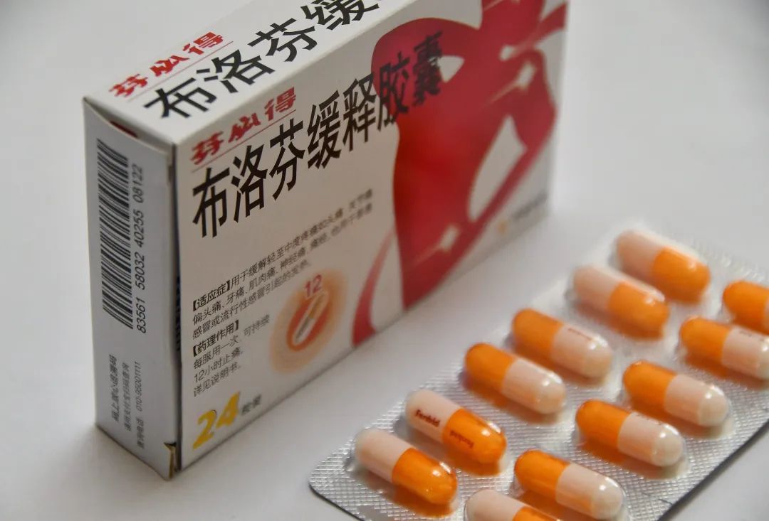 近期,布洛芬胶囊,布洛芬混悬液等退烧药物可以说一粒难求,一瓶难求.