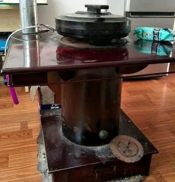 02 一边烤火炉,一边吃火锅