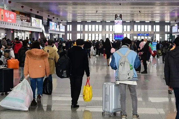 “差钱”的年轻人，排除万难回家过年-36氪