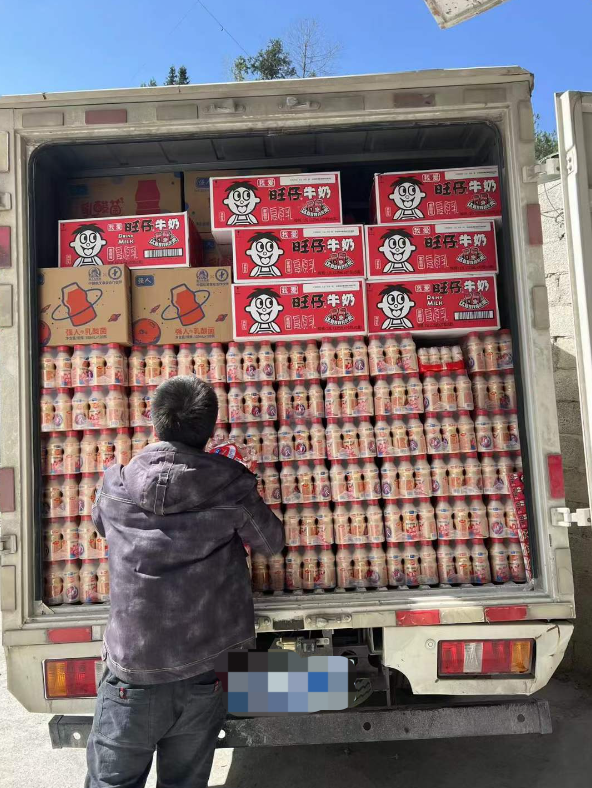 货车小了提前回家的年轻人在县里疯抢旺仔牛奶奥利奥