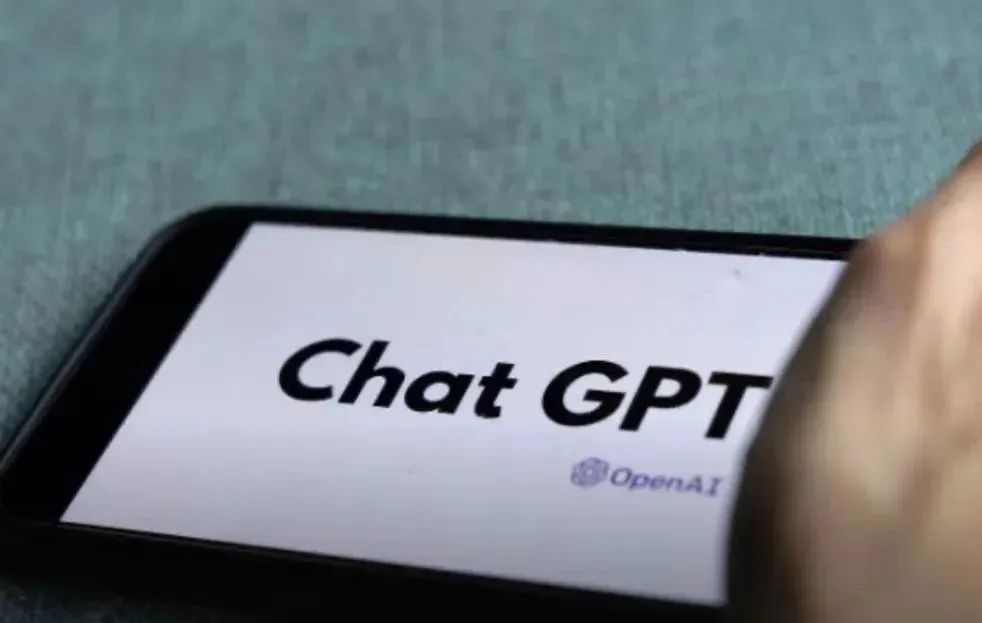 全球科技迷为ChatGPT疯狂，但你不知道它正被封杀