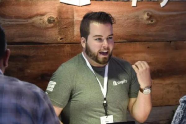 加拿大电商Shopify推动组织架构扁平化改革，减少中层经理人数-36氪