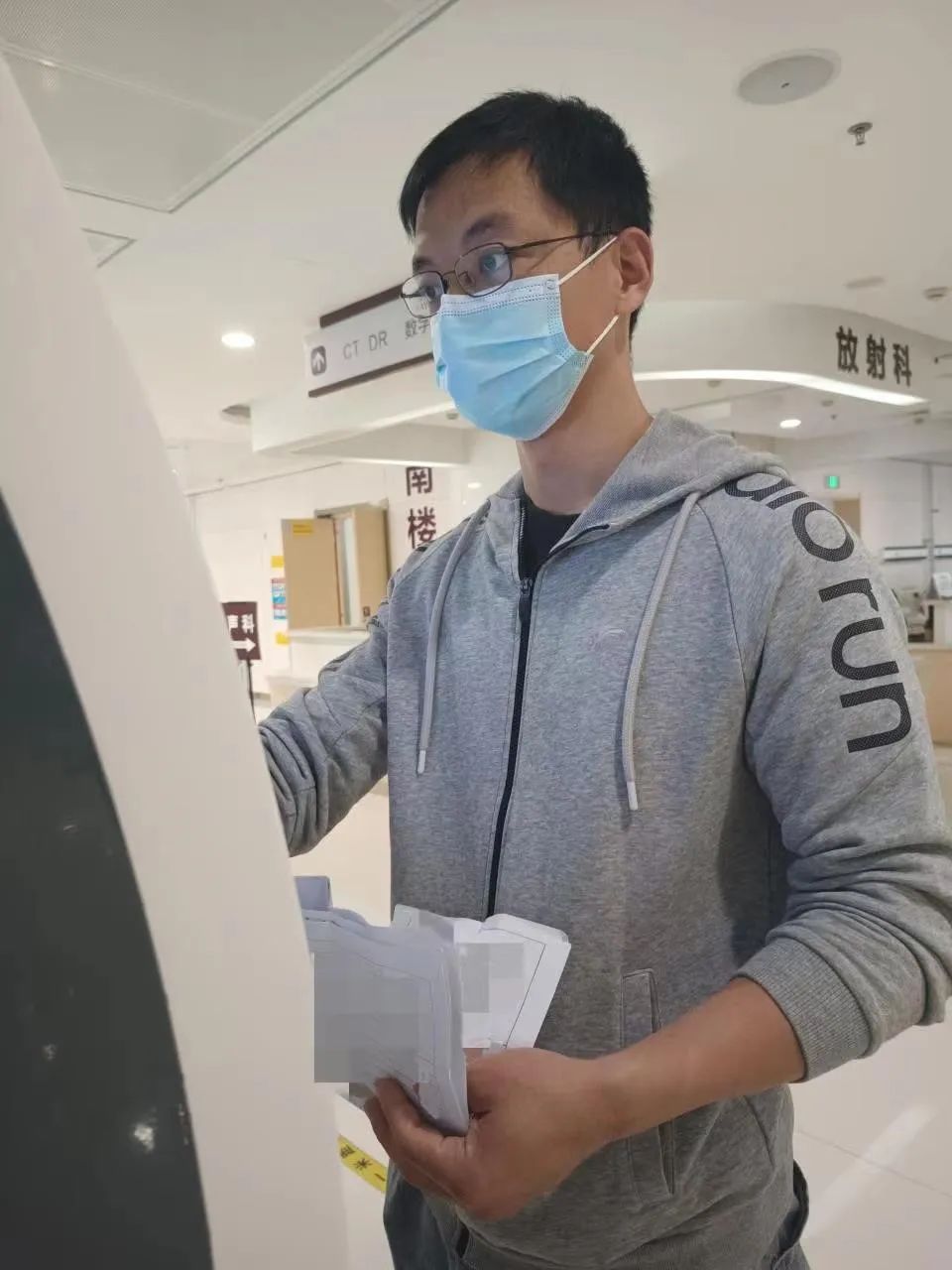 30岁辞职当陪诊师，一天298元，“治愈”独居老人的孤独-36氪