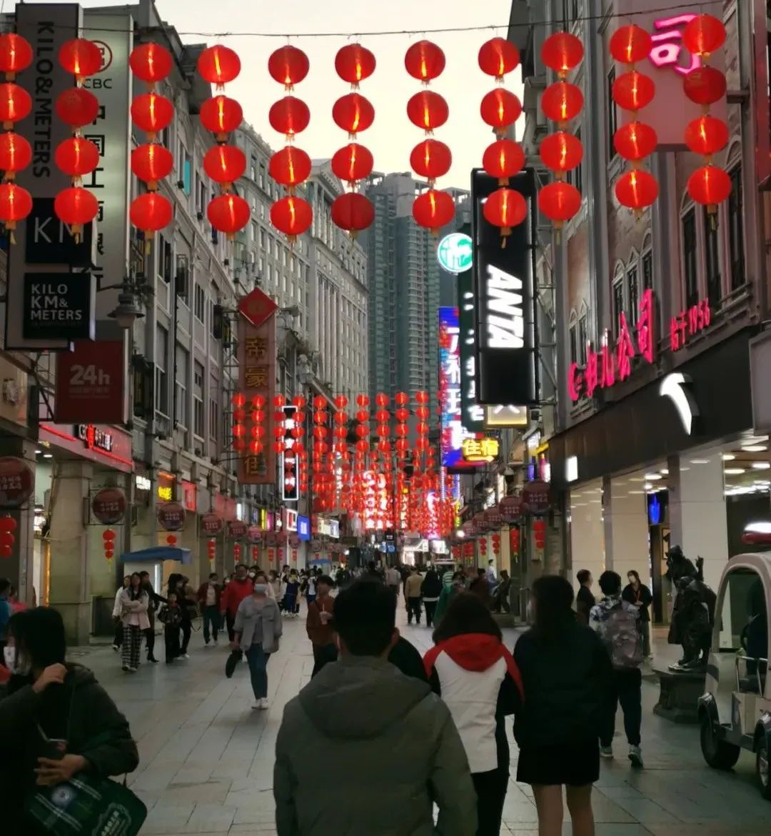 旅遊餐飲興盛上下九步行街是很多老字號的集中發源地,陶陶居,廣州酒家