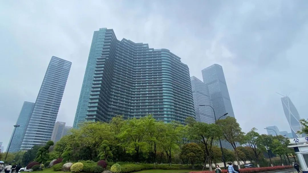 你知道杭州有个网红大楼吗太魔幻了