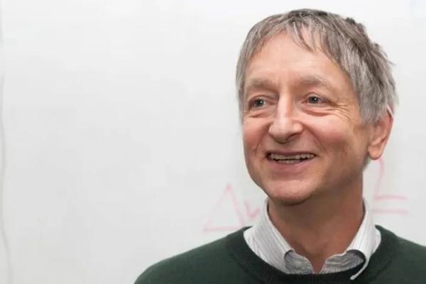 谷歌痛失大将：“AI教父” Geoffrey Hinton离职，只为给人类敲响警钟？-36氪