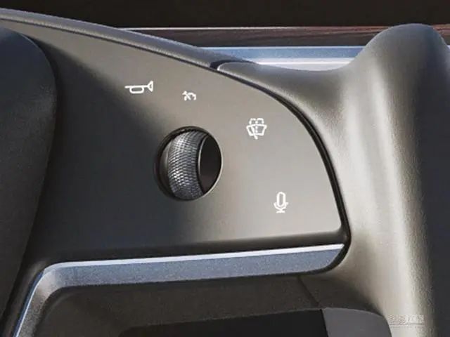 《特斯拉新款Model 3路测首曝：全新外观设计、取消换挡杆……太骚气了》
