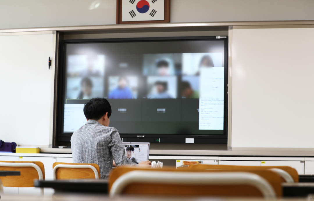 韩国计划在所有学校采用AI技术，将对教师进行AI教科书培训；学生将通过AI导师获得辅导插图3