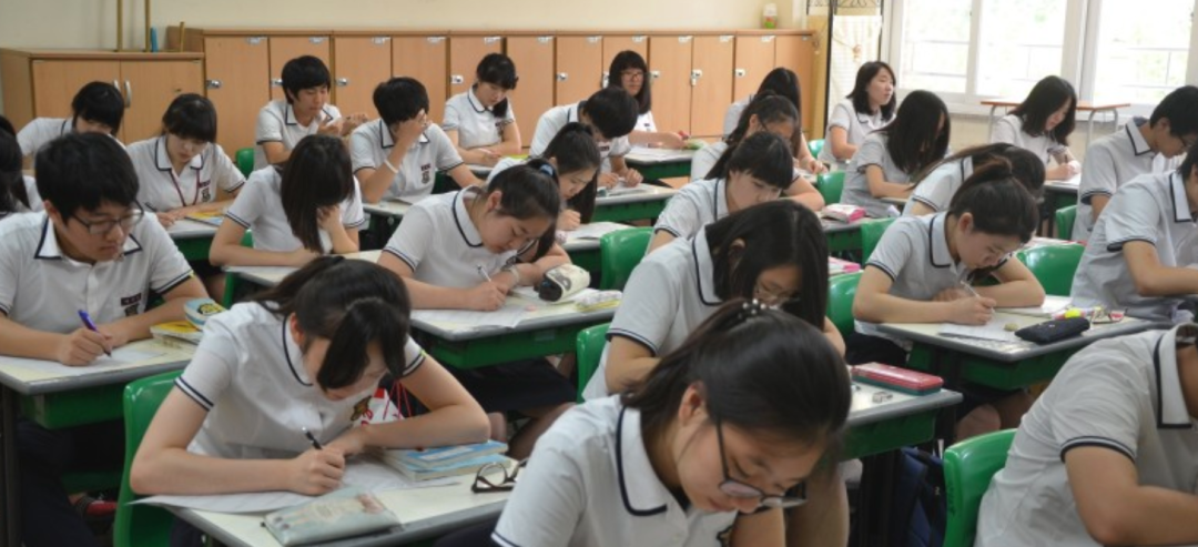 韩国计划在所有学校采用AI技术，将对教师进行AI教科书培训；学生将通过AI导师获得辅导插图2