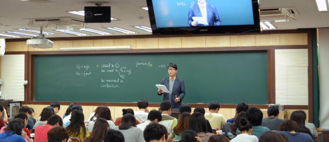 韩国计划在所有学校采用AI技术，将对教师进行AI教科书培训；学生将通过AI导师获得辅导插图1