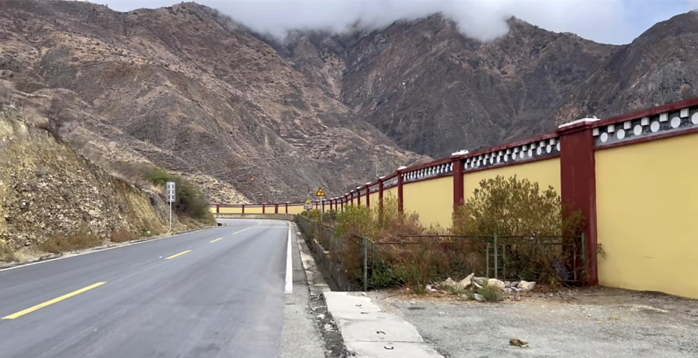 景区在路边建围墙，我强烈反对
