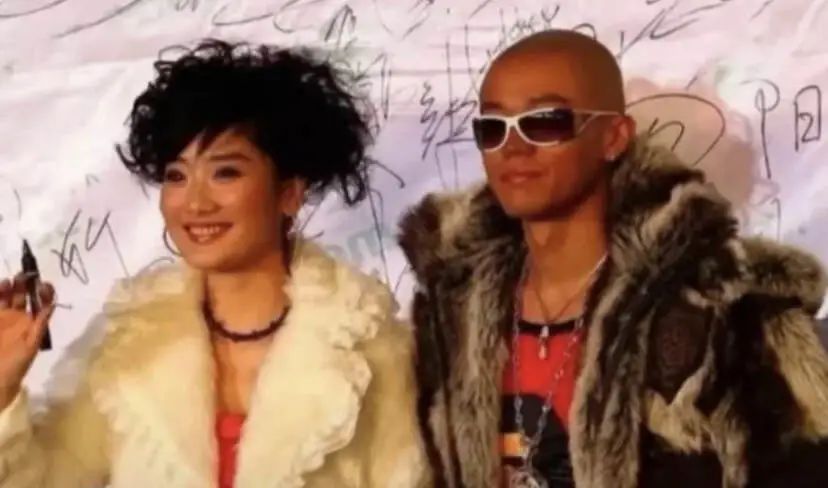 “花499给凤凰传奇唱一晚上歌”，打工人现在流行去演唱会当“怨种”？(图11)