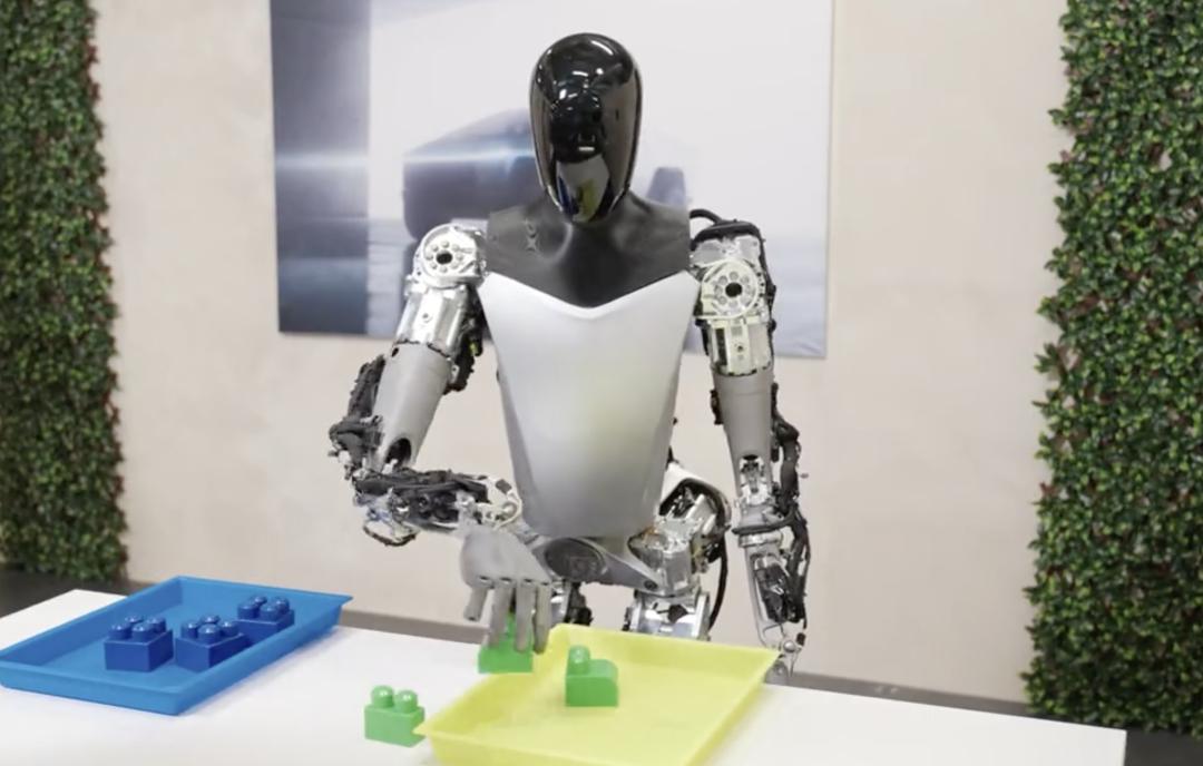 做瑜伽,分类物品,特斯拉"擎天柱"人形机器人再进化,get 新技能