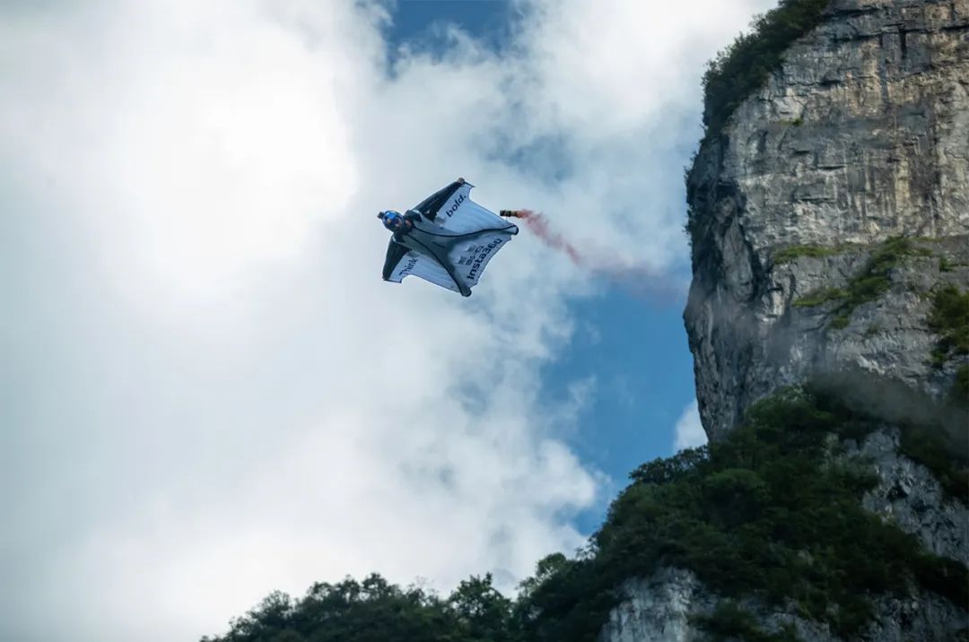 成为翼装飞行圣地山水之外的国际张传奇
