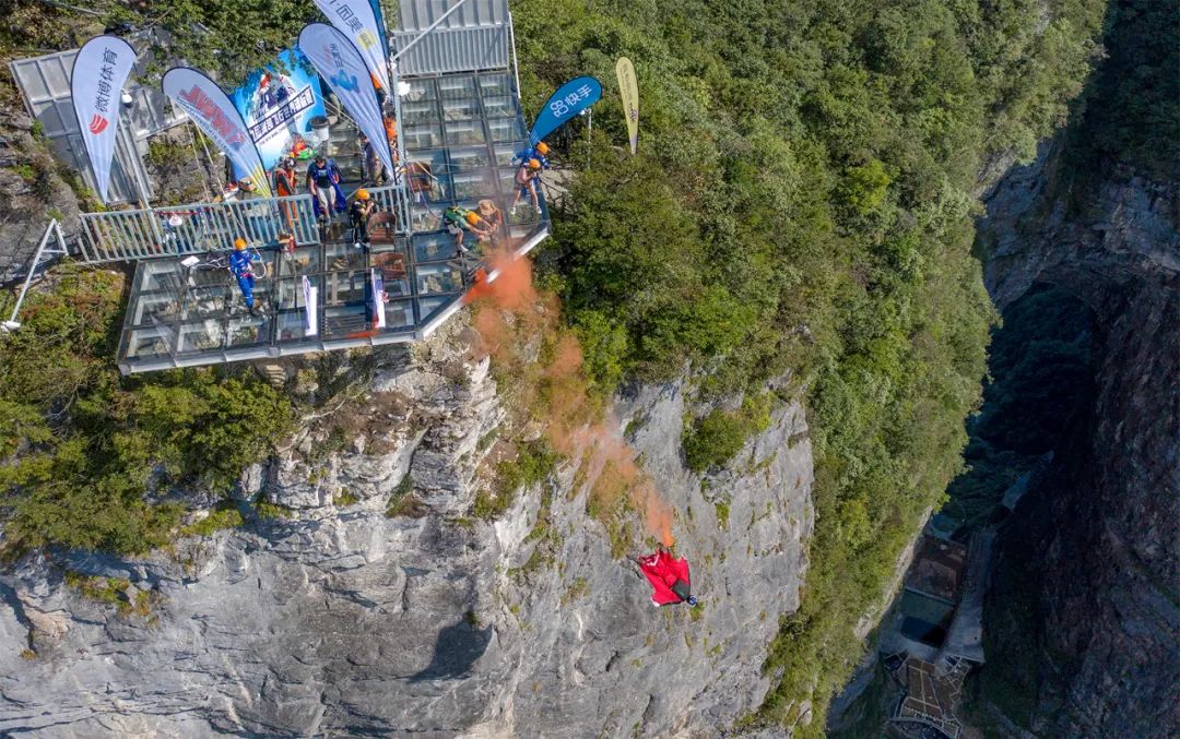 成为翼装飞行圣地山水之外的国际张传奇