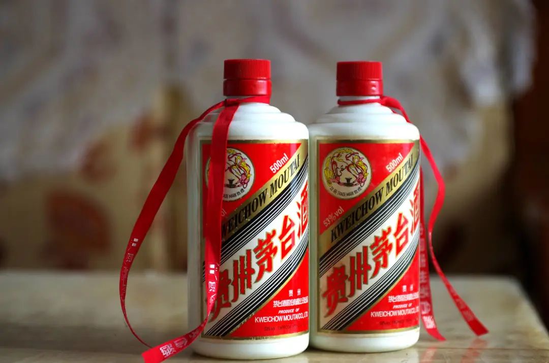 "一家烟酒店老板和笔者说,"茅台价格波动太大,对于我们这些小老板们来