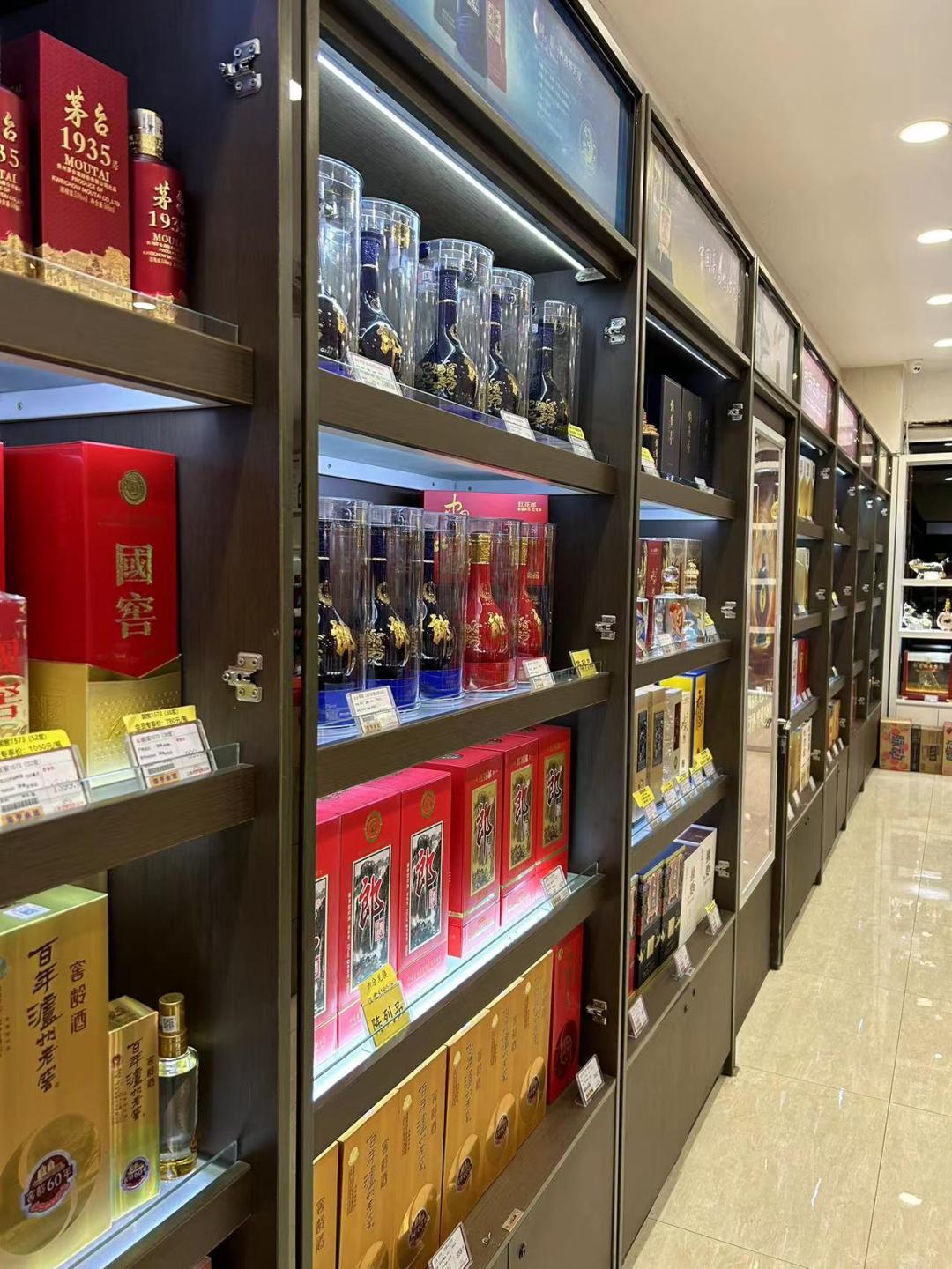 "一家烟酒店老板和笔者说,"茅台价格波动太大,对于我们这些小老板们来