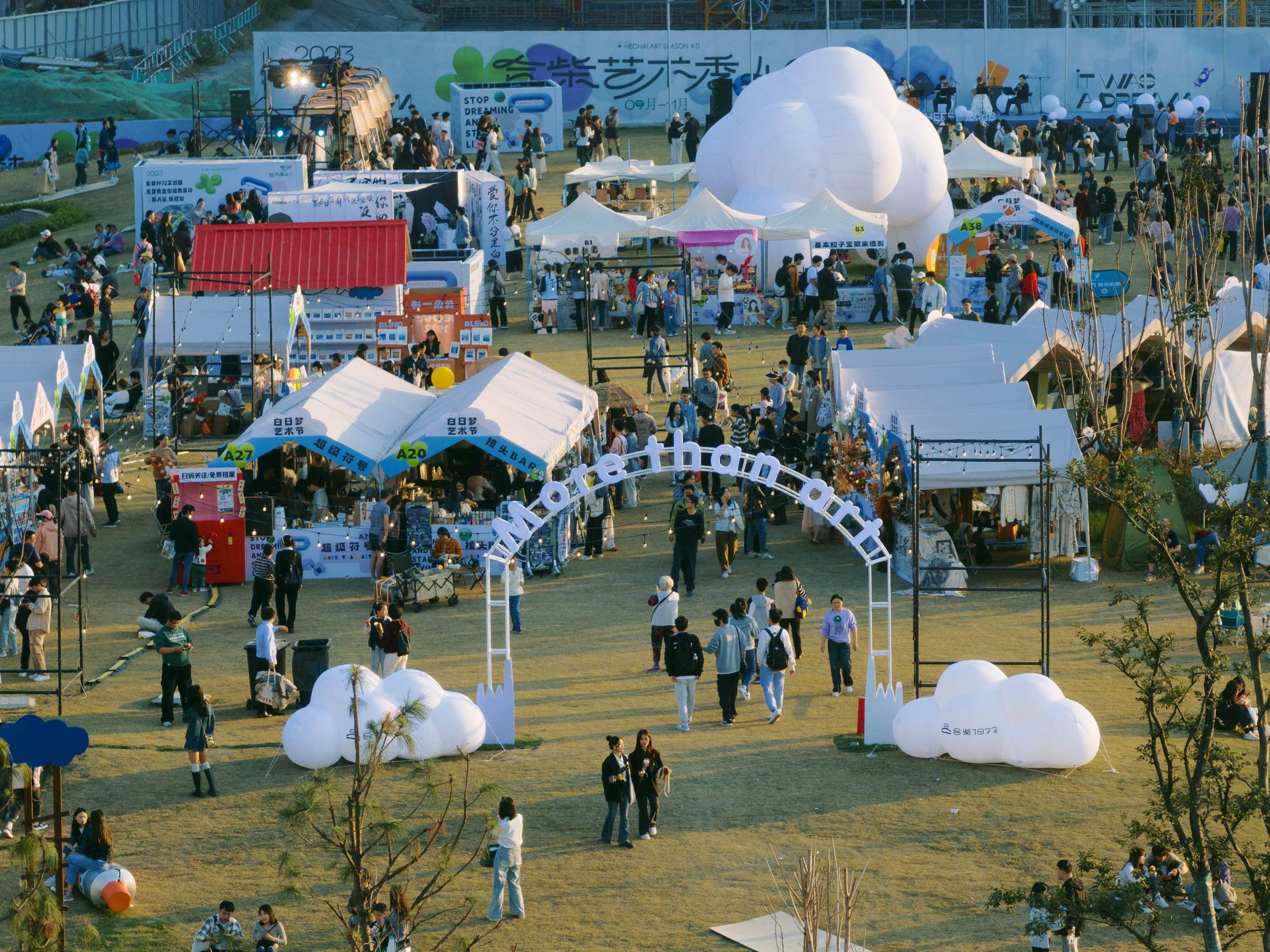 为期三天的艺术文创市集里,她用自己的原创ip和插画设计,布置了展位