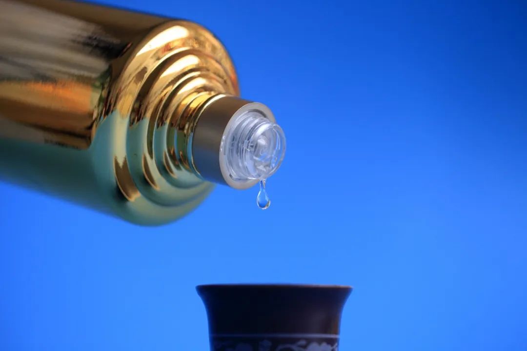 2003年,"白酒教父"吴向东收购湖南白酒品牌湘窖和开口笑;6年后,又收购