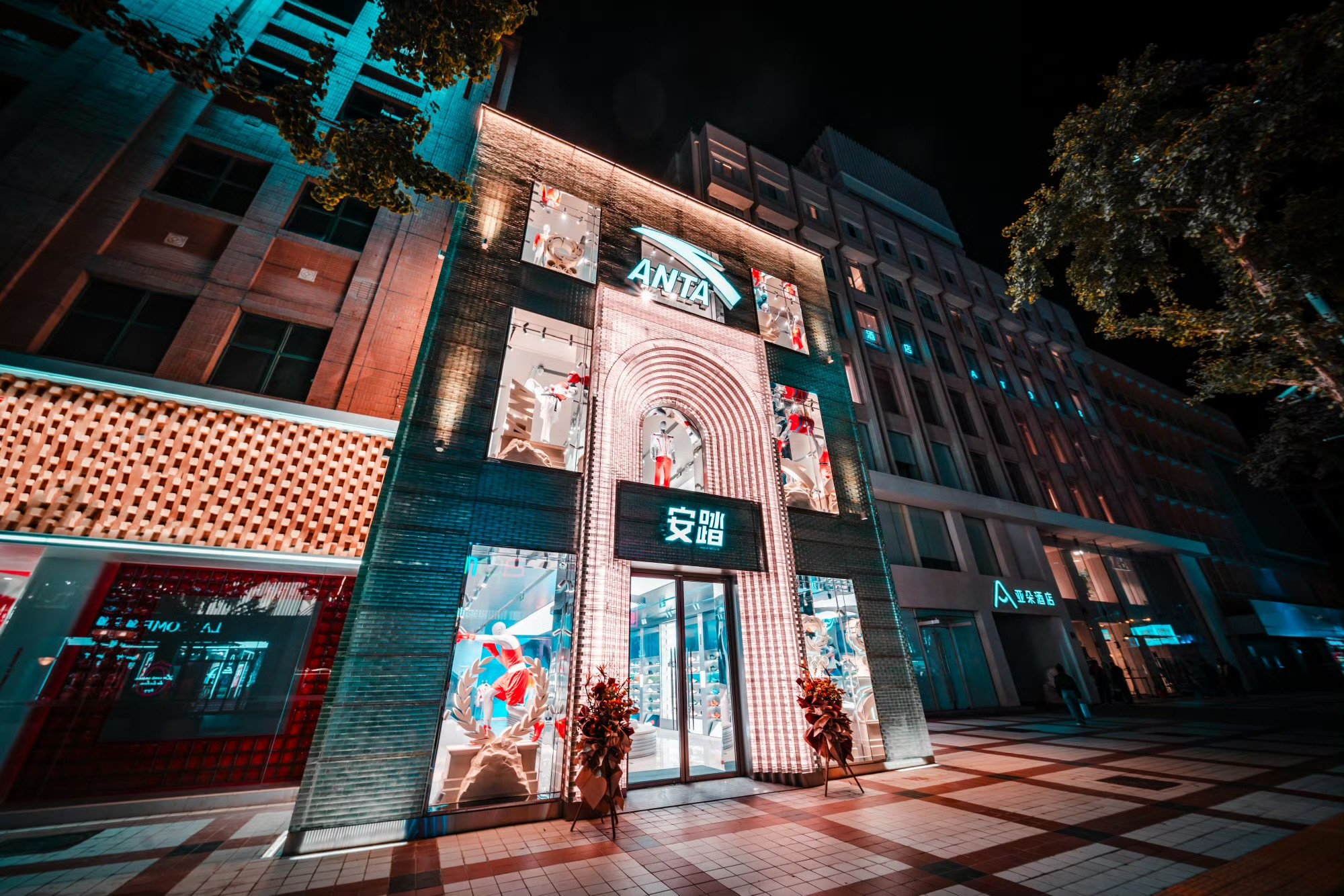 安踏首家「奥运殿堂」门店开业,用门店场景做高品牌