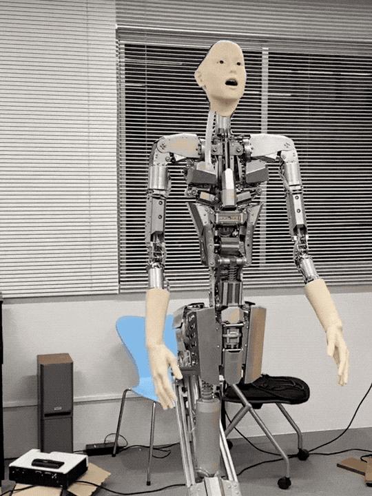 特斯拉人形机器人二代来了,手捏鸡蛋,深蹲蹦迪,更像真人了