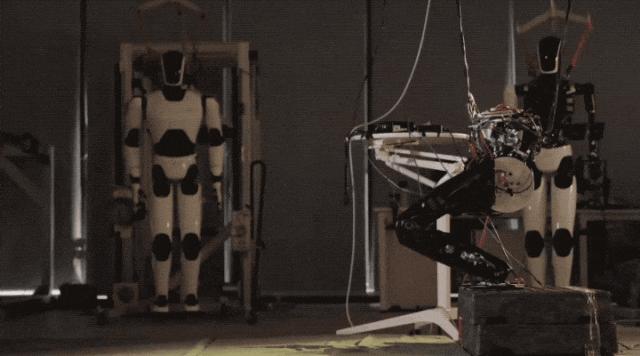 全球首次，国产纯电驱机器人打破波士顿动力空翻“专利”-36氪
