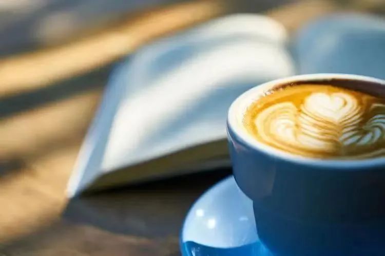 7000多家店的沪上阿姨也开咖啡品牌，为何茶饮巨头们扎堆杀入咖啡“红海”？