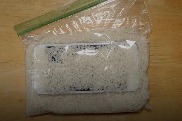 苹果公司警告：手机进水，别插米里-36氪