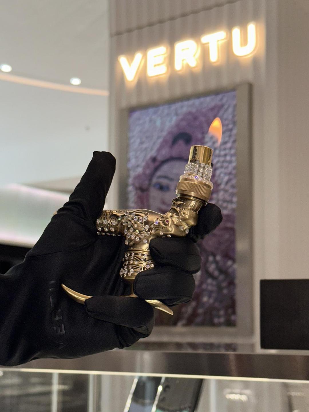 奢侈品钟爱荒诞设计巴黎世家手镯vertu水龙头打火机