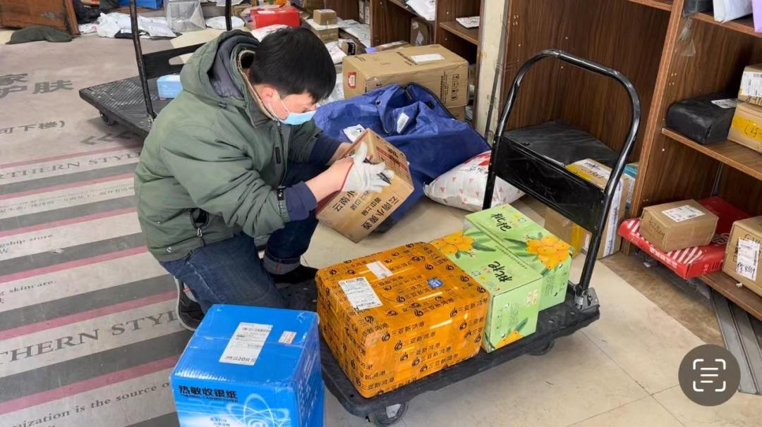 每天早上5点多,货车抵达这里卸货,快递员按各自负责配送区域,将包裹