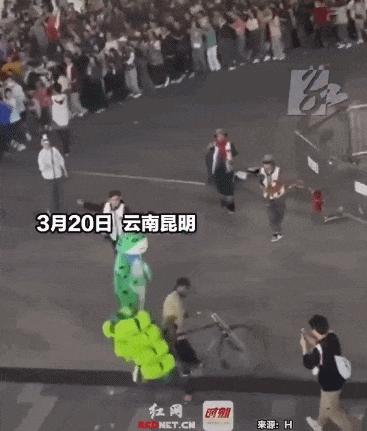 傣族集体舞"嘎光",景颇族"目瑙纵歌",彝族"左脚舞",傈僳族"阿尺木刮"