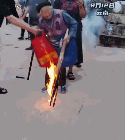 傣族集体舞"嘎光",景颇族"目瑙纵歌",彝族"左脚舞",傈僳族"阿尺木刮"